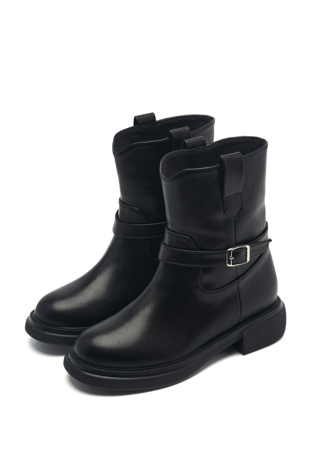 Carrow Half (캐로우 하프) 바이커 미들 부츠 4cm -UA9065는 비건 가죽과 합성가죽 소재로 제작된 여성용 부츠입니다. 라운드 토우 디자인에 4cm 미들힐과 미들컷 탑라인이 특징이며, 튜브 부츠 디자인과 스트랩 포인트로 세련된 분위기를 더했습니다. 블랙, 카멜, 베이지 3가지 색상으로 출시되었으며, 라텍스 쿠션 인솔과 ZE-RUN 솔라이트 우레탄폼 경량 아웃솔을 사용하여 편안한 착용감을 제공합니다. 출근룩과 모임룩에 클래식, 미니멀, 캐주얼 스타일 모두 소화 가능한 데일리 부츠입니다. 핸드메이드 제작으로 완성도를 높였습니다.
