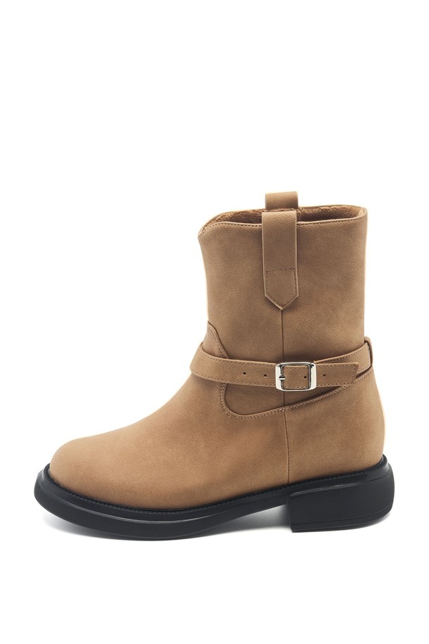 Carrow Half (캐로우 하프) 바이커 미들 부츠 4cm -UA9065는 여성용 바이커 부츠입니다. 라운드토 디자인에 비건가죽 및 합성가죽 소재를 사용하여 제작되었으며, 가을, 겨울 시즌에 착용하기 좋습니다. 4cm 미들힐과 반몰딩 솔을 적용하여 편안한 착화감을 제공하며, 라텍스 쿠션 인솔과 ZE-RUN 솔라이트 우레탄 경량 아웃솔로 활동성을 높였습니다. 블랙, 카멜, 베이지 3가지 컬러로 출시되었으며, 슬립온 디자인에 앵클 탑라인과 스트랩 포인트가 더해져 클래식, 미니멀, 캐주얼 스타일의 출근룩에 잘 어울립니다.
