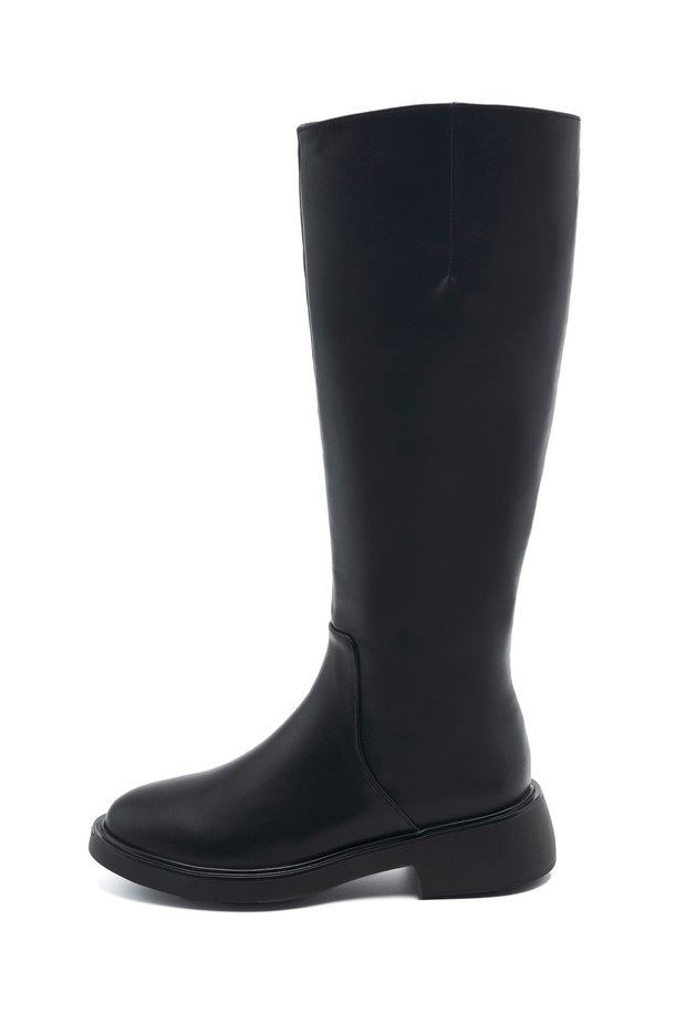 세실 라이트 미니멀 가죽 롱부츠 4.5cm -UA9088 (2color)는 비건가죽과 합성가죽 소재로 제작되어 부드러운 착용감을 선사합니다. 라운드 토우 디자인에 4.5cm 미들힐 굽으로 편안함과 스타일을 동시에 갖췄으며, 안감은 합성가죽, 신발 여밈은 내부 지퍼로 간편하게 신고 벗을 수 있습니다. 블랙과 다크브라운 두 가지 색상으로 출시되어 출근룩, 오피스룩, 모임룩 등 다양한 TPO에 활용 가능하며, 클래식, 미니멀, 시크 스타일을 연출하기 좋습니다. 경량 설계와 라텍스 쿠션 인솔, ZE-RUN 솔라이트 우레탄폼 아웃솔을 사용하여 편안한 착화감을 제공하며, 사선컷 탑라인과 무지 패턴으로 세련된 디자인을 완성했습니다.
