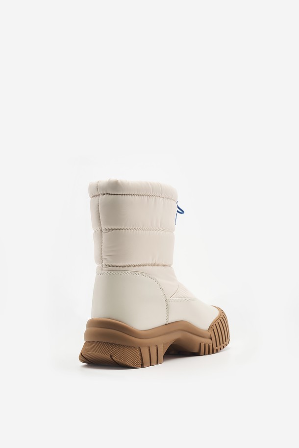 LUND(런드) 패딩 미들 부츠 7CM (Cream Ivory) -NSW606은 여성용 패딩 부츠입니다. 크림 아이보리 색상의 라운드 앞코 디자인으로, 겨울철 일상에서도 따뜻하고 스타일리시하게 착용할 수 있습니다. 7cm 통굽으로 다리 라인을 살려주며, 안감과 겉감 모두 패딩 소재를 사용하여 보온성을 높였습니다. 지퍼형 여밈과 미들 탑라인으로 편안함과 세련된 분위기를 동시에 연출하며, 캐주얼, 미니멀, 클래식 스타일의 출근룩, 연말 모임룩에 매치하기 좋습니다.
