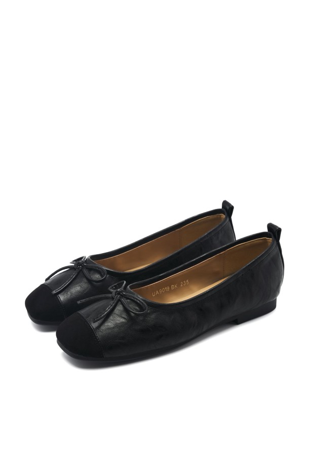 Bow 리본 엘라스틱 스트링 플랫슈즈는 (4가지 색상) 여성용 플랫슈즈입니다. 부드러운 비건 가죽 소재에 스퀘어 토 디자인으로 제작되었으며, 굽 높이는 1.5cm입니다. 라텍스 쿠셔닝 인솔과 유연한 TR 몰드 아웃솔로 편안한 착용감을 제공합니다. 리본 디테일과 전체 스트링 디테일이 특징이며, 데이트룩, 쇼핑룩, 미니멀, 클래식, 캐주얼 스타일에 잘 어울립니다. 봄, 여름, 가을 계절에 맞춰 일상에서 활용하기 좋습니다.
