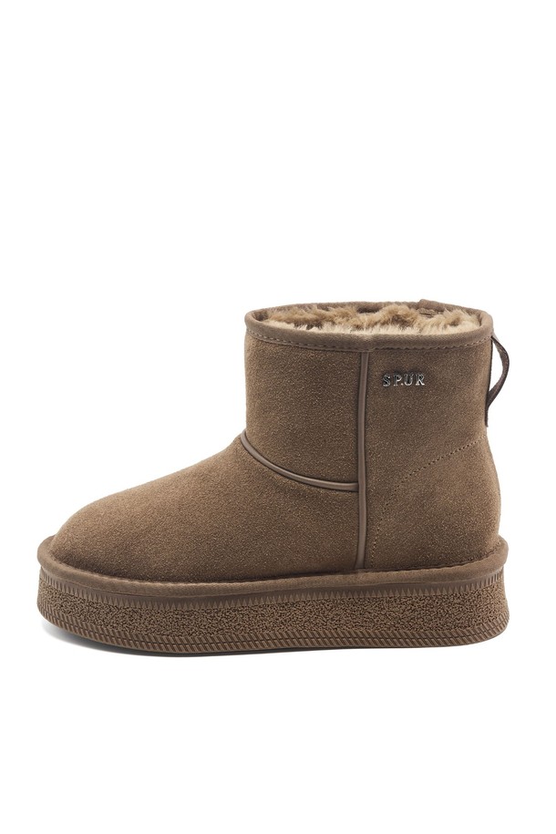 Odleen(오들린) 소가죽 방한 털 미들 부츠 3.5cm -UA9089는 부드러운 소가죽과 따뜻한 퍼 안감으로 겨울철 추위로부터 발을 보호해 줍니다. 라운드 토우 디자인과 3.5cm 미들힐 굽은 편안한 착용감을 선사하며, 캐주얼, 미니멀, 클래식 스타일의 다양한 겨울 데일리룩에 매치하기 좋습니다. 지퍼형으로 신고 벗기 편리하며, TR 고무창과 5mm 라텍스 쿠션 깔창이 편안한 보행을 돕습니다. 카멜, 코코아, 블랙 세 가지 색상으로 출시되어 취향에 맞게 선택 가능합니다.
