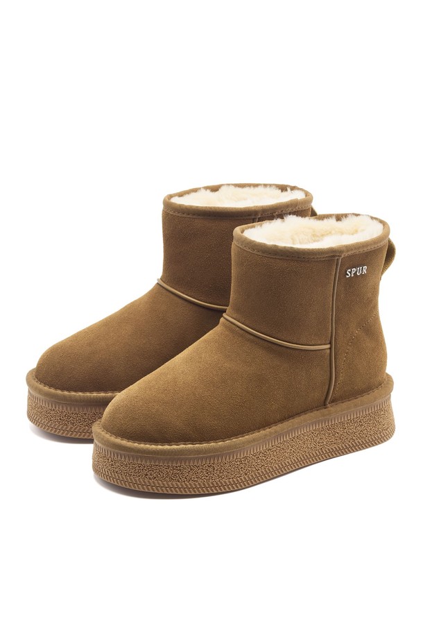 Odleen(오들린) 소가죽 방한 털 미들 부츠 UA9089는 부드러운 소가죽과 따뜻한 퍼 안감으로 겨울철 추위에도 끄떡없는 방한 부츠입니다. 라운드 토우 디자인에 3.5cm 미들힐, 미끄럼 방지 기능의 TR 몰드 아웃솔을 적용하여 편안함과 안정성을 더했습니다. 5mm 라텍스 쿠션 깔창으로 푹신한 착화감을 제공하며, 무지 디자인으로 어떤 스타일에도 잘 어울립니다. 카멜, 코코아, 블랙 3가지 컬러로 출시되어 겨울 데일리룩, 산책룩, 여행룩 등 다양한 TPO에 활용할 수 있습니다. 클래식, 미니멀, 캐주얼 스타일을 즐겨 입는 여성분들께 추천합니다.
