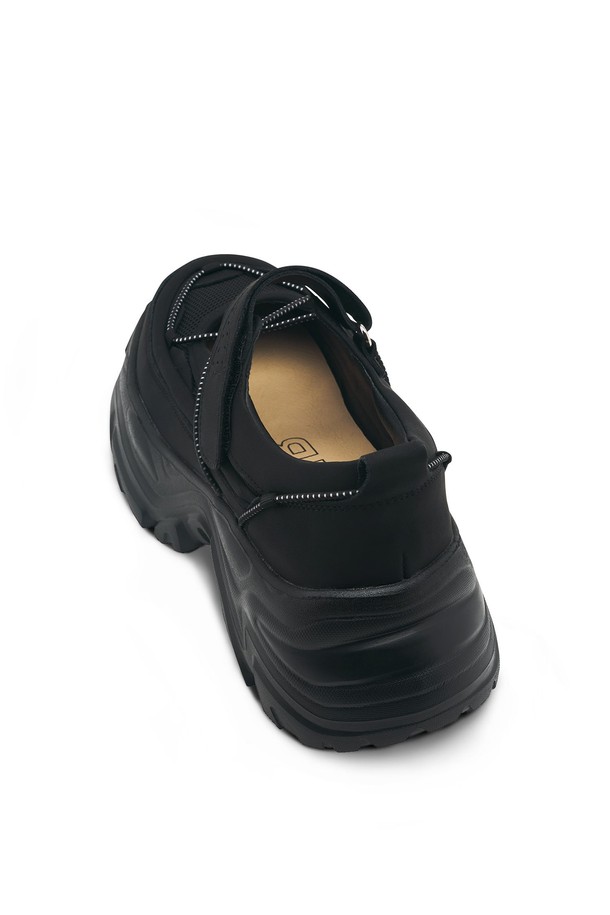 ATYP 세일 스니커즈 - CL0502 (2컬러)는 여성용 신발로, 캐주얼, 미니멀, 클래식 스타일을 추구하는 분들을 위한 제품입니다. 라운드 앞코에 6.5cm 통굽 디자인으로, 키높이 효과와 함께 편안한 착용감을 선사합니다. 고스트 블랙, 오프 화이트 두 가지 색상으로 출시되었으며, 소가죽, 메쉬, 고무, 비건 가죽 등 다양한 소재를 사용하여 내구성과 통기성을 높였습니다. 메리제인 스타일, 레이어드 어퍼 디자인, 벨크로 여밈으로 세련된 디자인을 자랑하며, 일상, 쇼핑, 여행 등 다양한 TPO에 잘 어울립니다. 미끄럼 방지 밑창, 인체공학적 구조, 메쉬 안감, 로우탑 디자인 등 편안한 착용을 위한 기능성을 갖춘 제품입니다.
