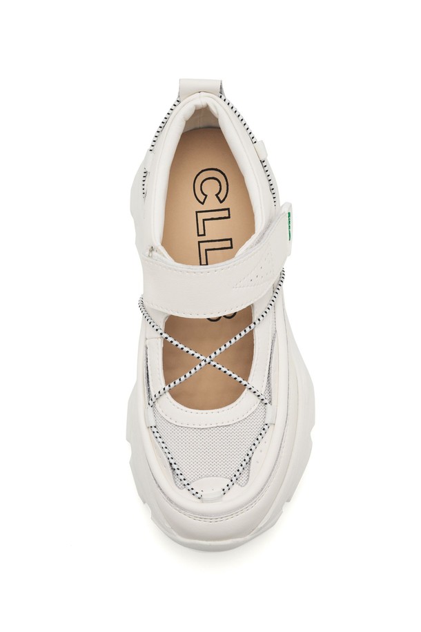 ATYP 세일 스니커즈 - CL0502 (2color)는 일상과 캐주얼 스타일을 위한 여성 스니커즈입니다. 부드러운 합성가죽 소재에 라운드 앞코 디자인으로 편안함을 더했습니다. 봄, 여름, 가을 계절에 적합하며, 슬립온 스타일과 로우컷 탑라인으로 간편하게 착용할 수 있습니다. 무지 패턴에 플랫 굽으로 제작되어 동네 마실룩, 산책룩 등 다양한 TPO에 잘 어울립니다. 캐주얼, 미니멀, 스포티한 스타일을 즐기는 여성분들께 데일리 스니커즈로 추천합니다.
