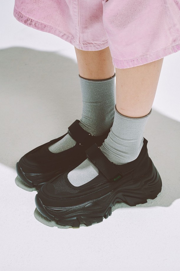 에이티와이피 스니커즈 - CL0501 (2 color)는 여성용 운동화입니다. 블랙 컬러의 무지 디자인으로, 봄, 여름, 가을 계절에 활용하기 좋습니다. 가볍고 편안한 착용감을 제공하는 경량 슬립온 스타일로, 라운드 앞코 디자인과 플랫 굽으로 캐주얼하고 미니멀한 스타일을 연출합니다. 일상, 러닝, 산책 등 다양한 TPO에 맞춰 스포티하게 코디할 수 있습니다. 합성가죽 소재로 제작되었습니다.
