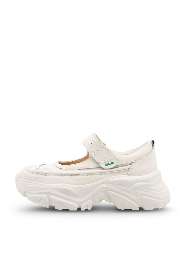 ATYP 스니커즈 - CL0501 (2 color)는 여성 고객을 위한 신발입니다. 둥근 앞코와 플랫 굽 디자인으로 편안한 착용감을 선사하며, 캐주얼 및 미니멀 스타일을 연출하기 좋습니다. 합성 가죽 소재에 무지 패턴으로 제작되었으며, 벨크로 여밈과 메리제인 탑라인, 청키솔과 플랫폼, 스트랩 디테일이 특징입니다. 데이트룩, 쇼핑룩에 잘 어울리는 아이템입니다. 화이트 색상으로 출시되었습니다.
