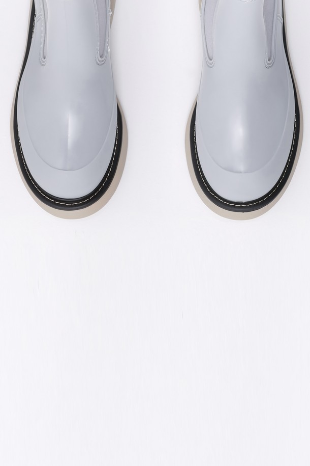 라곰 첼시 레인부츠 5CM -NSW201 (6color)는 여성용 레인부츠 겸 첼시부츠입니다. 라운드 앞코와 5cm 청키힐 디자인으로, 린넨 크림, 포슬린 그레이, 씨위드 카키, 커런트 브라운, 오닉스 블랙, 파인 아이보리 6가지 다채로운 컬러로 출시되었습니다. 고무 소재로 제작되어 봄, 여름, 가을 3계절 모두 착용 가능하며, 일상생활은 물론 여행룩과 산책룩에 캐주얼, 미니멀, 클래식한 스타일을 더해줍니다. 밴딩 디테일과 방수 기능으로 편안함과 실용성을 동시에 갖춘 아이템입니다.
