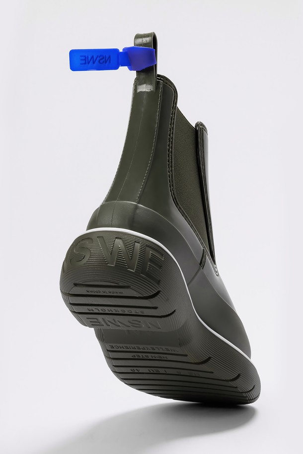 LAGOM(라곰) 첼시 레인부츠 5CM -NSW201 (6color)는 여성용 레인부츠로, 라운드 토우 디자인과 5cm 청키힐이 특징입니다. 린넨 크림, 포슬린 그레이, 씨위드 카키, 커런트 브라운, 오닉스 블랙, 파인 아이보리 6가지 색상으로 제공되며, 봄, 여름, 가을 계절에 착용하기 좋습니다. 슬립온 스타일로 신고 벗기 편하며, 방수 기능이 있어 일상생활은 물론 여행룩과 산책룩에도 적합합니다. 캐주얼, 미니멀, 클래식 스타일을 모두 아우르는 디자인으로, 다양한 코디에 활용할 수 있습니다.
