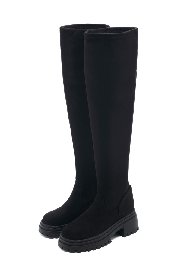 Slouchy Flatform Cy 하이 롱 부츠 -UA9057 (2color)는 여성용 롱부츠입니다. 가을, 겨울 시즌에 어울리는 이 부츠는 무지 패턴의 슬러치 디자인과 플랫폼 굽으로 시크하고 미니멀한 스타일을 연출합니다. 출근룩과 모임룩 모두 소화 가능하며, 2가지 색상으로 제공됩니다. 굽 높이는 플랫폼이며, 롱 탑라인이 특징입니다.
