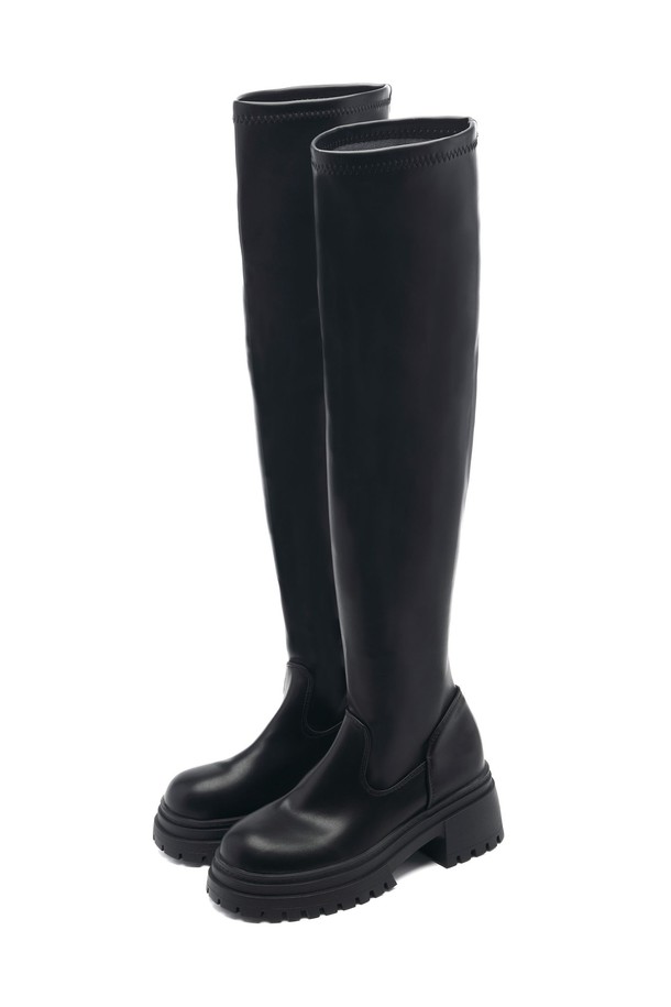 Slouchy Flatform Cy 하이 롱 부츠 -UA9057 (2color)는 세련된 스타일을 완성해 줄 여성 롱부츠입니다. 블랙 컬러의 슬러치 디자인과 라운드 토우가 특징이며, 일상, 출근룩, 모임룩에 모두 잘 어울립니다. 합성가죽 소재에 중굽 높이의 플랫폼 굽으로 편안함과 시크함을 동시에 잡았습니다. 가을, 겨울 시즌에 따뜻하고 멋스럽게 연출할 수 있으며, 클래식, 미니멀, 시크 스타일에 매치하여 다양한 스타일을 연출해보세요. 지퍼 여밈으로 신고 벗기 편리합니다.
