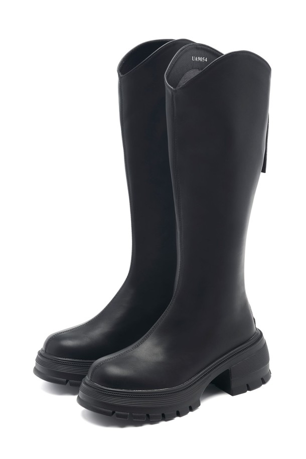 세련된 스타일을 완성하는 슬라우치 플랫폼 롱 부츠 -UA9054 (3color)입니다. 부드러운 합성가죽 소재로 제작되어 가을, 겨울 시즌에 따뜻하고 편안하게 착용할 수 있습니다. 굽 높이는 플랫폼 타입의 통굽으로 안정감을 더했으며, 라운드 토우 디자인과 슬라우치 디테일이 트렌디한 감각을 선사합니다. 지퍼 여밈으로 신고 벗기 편리하며, 블랙 색상으로 다양한 출근룩과 모임룩, 클래식, 미니멀, 시크 스타일에 매치하기 좋습니다. 
