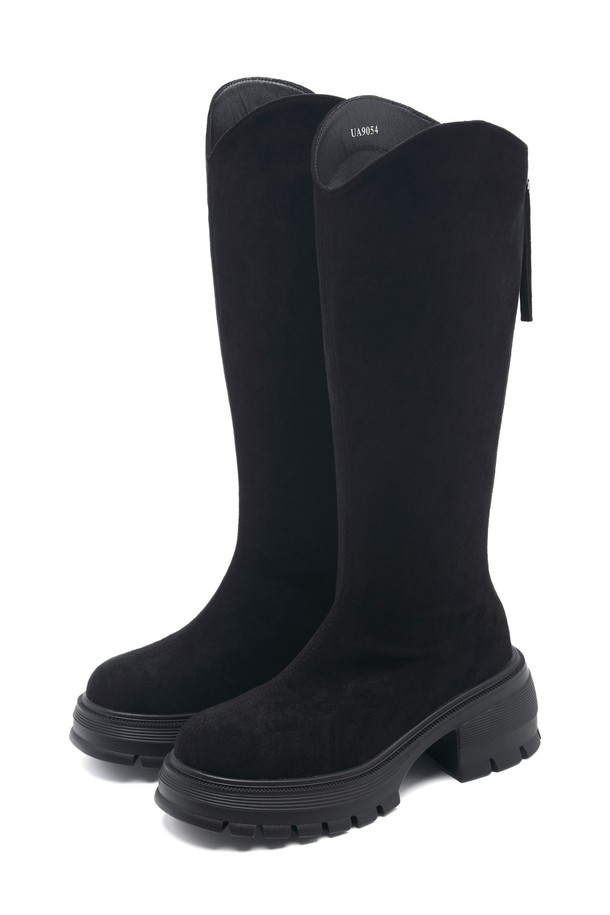 **Slouchy Flatform Long Boot -UA9054 (3color)**

세련된 슬러치 디자인의 여성 롱부츠입니다. 라운드 토우 디자인과 합성가죽 소재로 제작되었으며, 가을과 겨울에 따뜻하게 착용하기 좋습니다. 블랙, 브라운, 그레이 3가지 색상으로 출시되어 다양한 스타일 연출이 가능합니다. 중간굽 높이의 플랫폼솔로 편안함과 스타일리시함을 동시에 잡았습니다. 출근룩, 모임룩, 캐주얼, 클래식, 미니멀 등 다양한 TPO와 스타일에 매치하여 활용해보세요.
