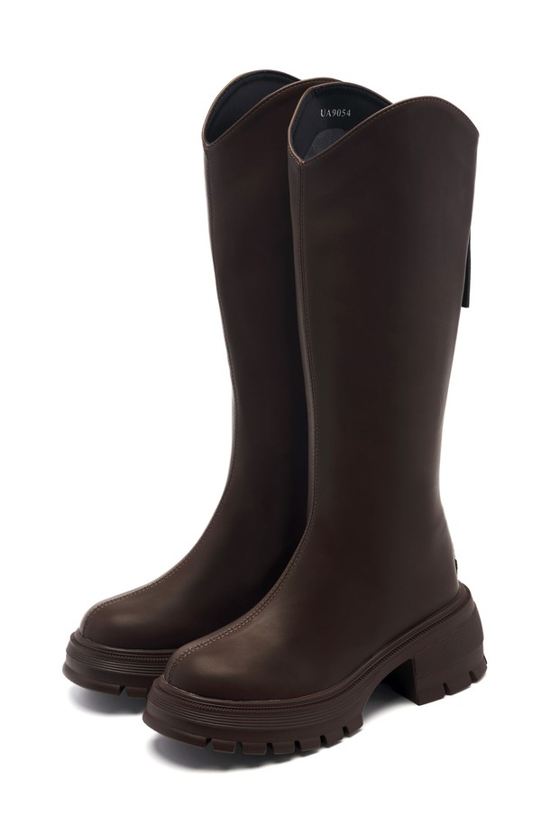'Slouchy Flatform Long Boot -UA9054' (3color)는 여성스러운 무드를 연출하는 롱부츠입니다. 라운드 토우 디자인과 슬라우치 탑라인으로 편안하면서도 세련된 실루엣을 자아냅니다. 합성가죽 소재에 통굽 플랫폼 디자인을 더해 안정적인 착화감과 키높이 효과를 동시에 제공합니다. 가을, 겨울 시즌 데일리룩부터 출근룩, 모임룩까지 폭넓게 활용 가능한 아이템입니다. 브라운 컬러와 지퍼 여밈 디테일로 클래식, 미니멀, 시크 스타일을 완성해보세요.
