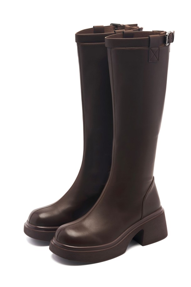 Coline(콜린) Minimal(미니멀) 플랫폼 롱부츠 5.5cm -UA9063 (2color)는 여성 고객을 위해 디자인된 롱부츠입니다. 비건 가죽 및 합성가죽 소재를 사용하여 가을, 겨울 시즌에 따뜻하고 스타일리시하게 착용할 수 있습니다. 5.5cm 플랫폼 굽과 라운드 토우 디자인으로 편안함과 레트로 무드를 동시에 선사하며, 미니멀한 디자인과 탑 스트랩 디테일이 특징입니다. 블랙, 다크브라운 두 가지 색상으로 출시되어 출근룩, 모임룩, 데이트룩 등 다양한 TPO에 활용 가능하며, 백지퍼 디자인과 슬리밍 효과로 시크한 연출을 돕습니다. 라텍스 쿠션 인솔과 경량 설계를 더해 편안한 착용감을 제공하며, 핸드메이드로 제작되어 높은 퀄리티를 자랑합니다.
