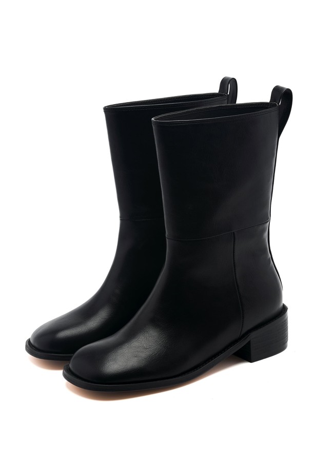 Lolin Minimal (롤린 미니멀) 미들 부츠 4.5cm -UA9026은 여성들을 위한 미들 부츠입니다. 비건 가죽과 합성가죽 소재로 제작되었으며, 스퀘어 토 디자인과 4.5cm 미들힐 굽으로 시크한 스타일을 연출합니다. 카키, 아이보리, 블랙 세 가지 색상으로 출시되었으며, 와이드 입구와 후크 디자인, 유연한 아웃솔이 특징입니다. 출근룩과 모임룩, 클래식, 미니멀, 시크 스타일을 즐겨 입는 분들께 추천합니다. 가을, 겨울 시즌에 따뜻하고 세련된 스타일을 완성해 보세요.
