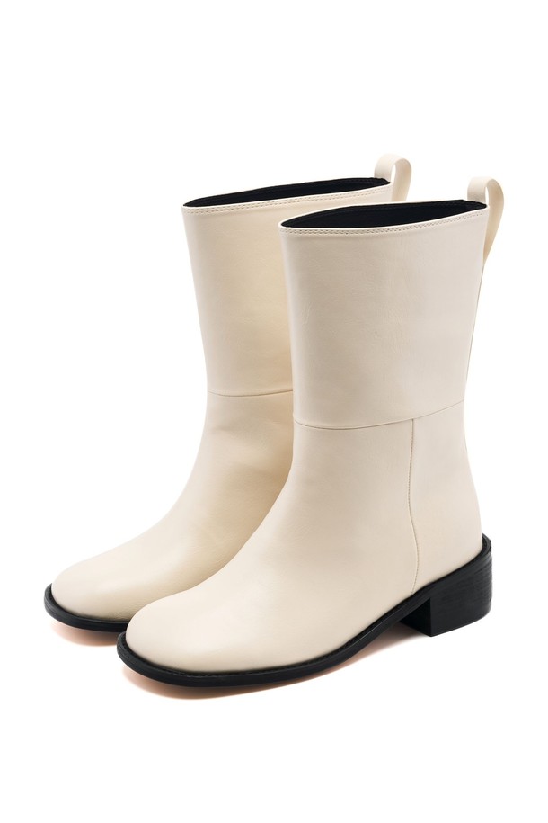 Lolin Minimal (롤린 미니멀) 미들 부츠 4.5cm -UA9026은 여성 고객을 위한 가을/겨울 시즌 미들 부츠입니다. 비건 가죽 및 합성가죽 소재로 제작되었으며, 4.5cm 미들힐과 스퀘어토 디자인이 특징입니다. 블랙, 아이보리, 카키 3가지 색상으로 출시되었으며, 캐주얼, 일상, 출근룩, 모임룩 등 다양한 TPO에 활용 가능합니다. 와이드 스퀘어 라스트 적용으로 편안한 착용감을 제공하며, 수제작 프리미엄 공법으로 완성되었습니다. 클래식, 미니멀 스타일을 선호하는 고객에게 적합한 아이템입니다.
