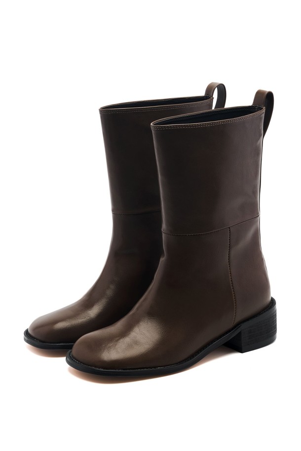 Lolin Minimal(로린 미니멀) 미들 부츠 4.5cm -UA9026은 여성용 미들 부츠입니다. 비건가죽과 합성가죽 소재로 제작되었으며, 스퀘어 토 디자인과 4.5cm 미들힐 굽으로 시크한 스타일을 연출합니다. 카키, 아이보리, 블랙 세 가지 색상으로 제공되며, 안감은 합성가죽, 무지 패턴에 오픈형으로 편안하게 착용 가능합니다. 넓은 입구와 부츠 입구 훅 디자인, 지퍼 없는 디자인으로 시크함과 편안함을 동시에 잡았으며, 출근룩에 완벽하게 어울립니다.
