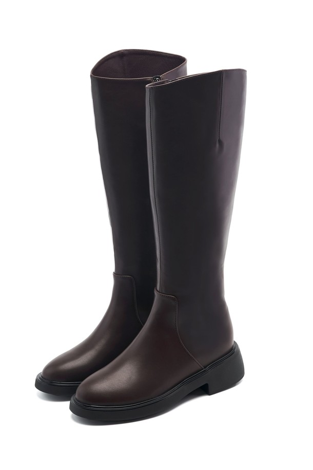 Cecil Light Minimal (세실 라이트 미니멀) 가죽 롱부츠 4.5cm -UA9088 (2color)는 여성용 롱부츠로, 미니멀하고 시크한 스타일을 연출합니다. 비건 가죽 및 합성가죽 소재에 라운드토 디자인과 4.5cm 미들힐 굽으로 편안함과 세련됨을 동시에 잡았습니다. 블랙과 다크브라운 두 가지 색상으로 출시되어, 출근룩, 모임룩, 데이트룩 등 다양한 TPO에 활용 가능합니다. 지퍼형으로 간편하게 착용할 수 있으며, 쿠션 인솔과 내구성 강화 아웃솔, 경량 디자인이 특징입니다. 가을, 겨울 시즌에 안성맞춤인 이 롱부츠는 사선 탑라인과 무지 패턴으로 세련된 룩을 완성합니다.
