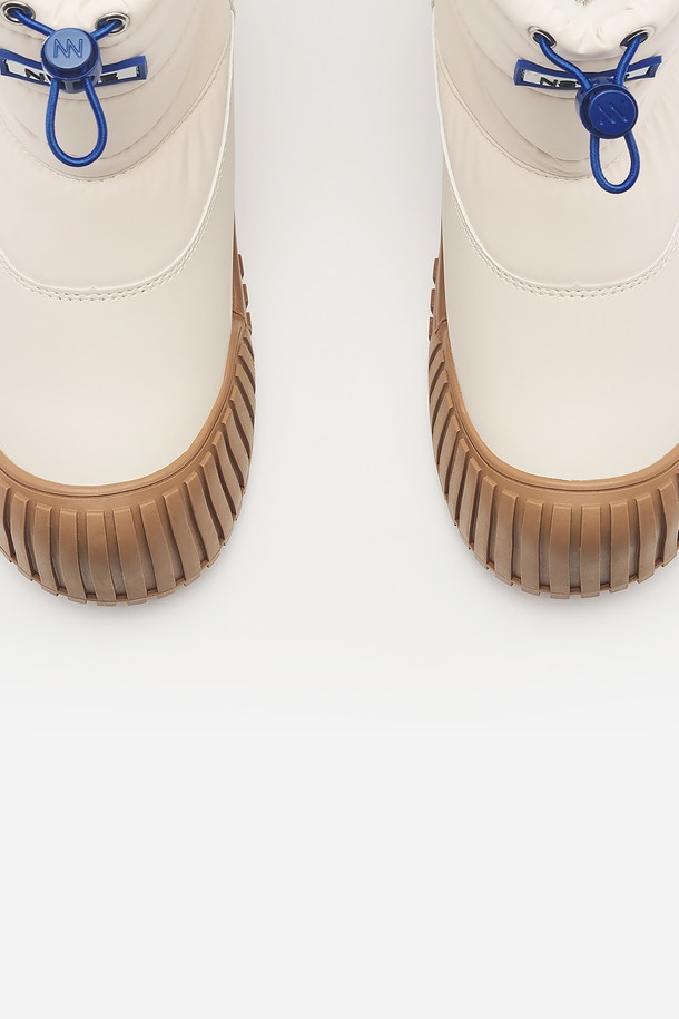 LUND(런드) 패딩 미들 부츠 7CM (Cream Ivory) -NSW606은 여성용 패딩 부츠입니다. 크림 아이보리 색상의 라운드 앞코 디자인으로, 겨울철 일상에서도 따뜻하고 스타일리시하게 착용할 수 있습니다. 7cm 통굽으로 다리 라인을 살려주며, 안감과 겉감 모두 패딩 소재를 사용하여 보온성을 높였습니다. 지퍼형 여밈과 미들 탑라인으로 편안함과 세련된 분위기를 동시에 연출하며, 캐주얼, 미니멀, 클래식 스타일의 출근룩, 연말 모임룩에 매치하기 좋습니다.
