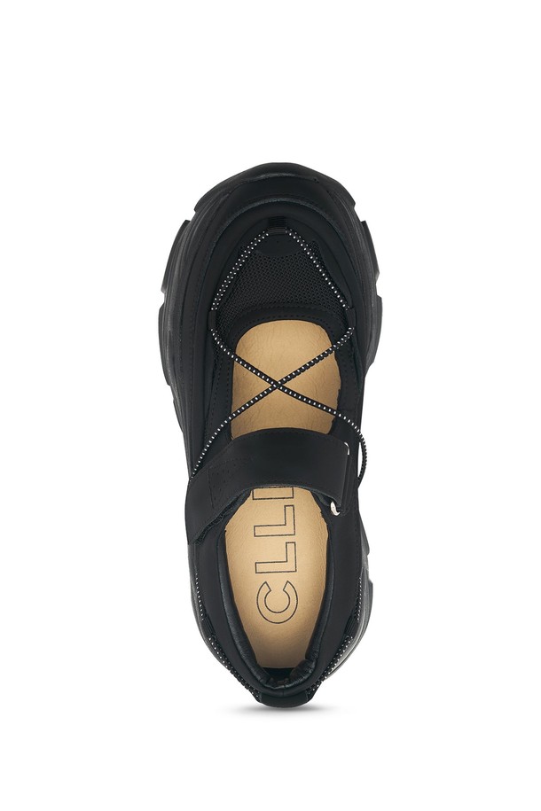 ATYP 세일 스니커즈 - CL0502 (2컬러)는 여성용 신발로, 캐주얼, 미니멀, 클래식 스타일을 추구하는 분들을 위한 제품입니다. 라운드 앞코에 6.5cm 통굽 디자인으로, 키높이 효과와 함께 편안한 착용감을 선사합니다. 고스트 블랙, 오프 화이트 두 가지 색상으로 출시되었으며, 소가죽, 메쉬, 고무, 비건 가죽 등 다양한 소재를 사용하여 내구성과 통기성을 높였습니다. 메리제인 스타일, 레이어드 어퍼 디자인, 벨크로 여밈으로 세련된 디자인을 자랑하며, 일상, 쇼핑, 여행 등 다양한 TPO에 잘 어울립니다. 미끄럼 방지 밑창, 인체공학적 구조, 메쉬 안감, 로우탑 디자인 등 편안한 착용을 위한 기능성을 갖춘 제품입니다.
