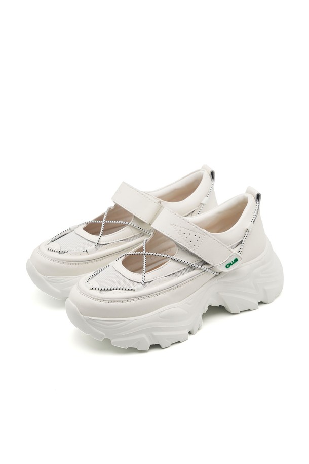 ATYP 세일 스니커즈 - CL0502 (2color)는 일상과 캐주얼 스타일을 위한 여성 스니커즈입니다. 부드러운 합성가죽 소재에 라운드 앞코 디자인으로 편안함을 더했습니다. 봄, 여름, 가을 계절에 적합하며, 슬립온 스타일과 로우컷 탑라인으로 간편하게 착용할 수 있습니다. 무지 패턴에 플랫 굽으로 제작되어 동네 마실룩, 산책룩 등 다양한 TPO에 잘 어울립니다. 캐주얼, 미니멀, 스포티한 스타일을 즐기는 여성분들께 데일리 스니커즈로 추천합니다.
