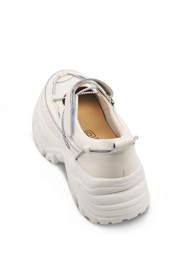 ATYP(에이티와이피) SAIL(세일) 스니커즈 - CL0502는 여성용 스니커즈로, 캐주얼하고 미니멀한 스타일을 연출하기 좋습니다. 고스트 블랙과 오프화이트 두 가지 색상으로 출시되어, 일상 및 캐주얼 룩에 폭넓게 활용 가능합니다. 라운드 앞코와 6.5cm의 통굽 디자인, 벨크로 여밈으로 편안한 착용감을 제공하며, 메리제인 스타일과 청키솔, 스포티한 디자인이 특징입니다. 소가죽과 비건 가죽, 비건 가죽과 메쉬 안감을 사용하여, 봄, 여름, 가을 계절에 적합하게 제작되었습니다. 특히, 동네 마실룩이나 카페룩에 매치하기 좋으며, 인체공학적 구조와 미끄럼 방지 기능을 갖추었습니다.
