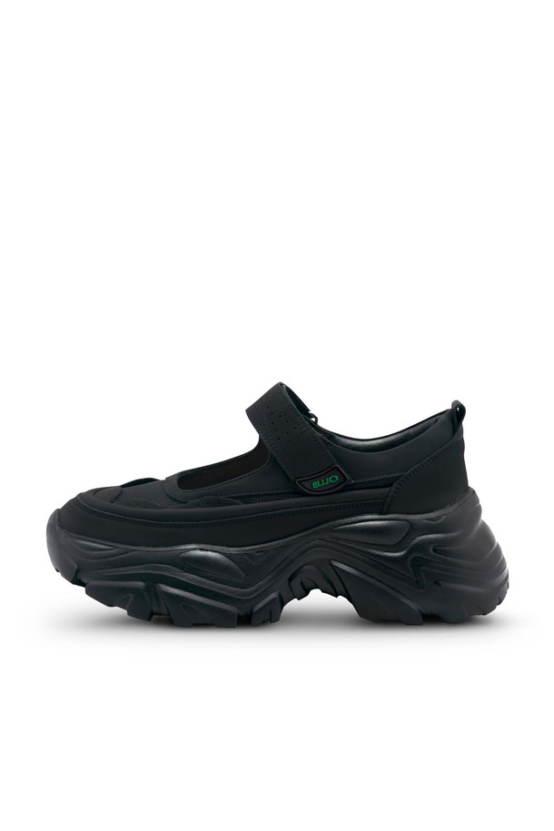 에이티와이피 스니커즈 - CL0501 (2 color)는 여성용 운동화입니다. 블랙 컬러의 무지 디자인으로, 봄, 여름, 가을 계절에 활용하기 좋습니다. 가볍고 편안한 착용감을 제공하는 경량 슬립온 스타일로, 라운드 앞코 디자인과 플랫 굽으로 캐주얼하고 미니멀한 스타일을 연출합니다. 일상, 러닝, 산책 등 다양한 TPO에 맞춰 스포티하게 코디할 수 있습니다. 합성가죽 소재로 제작되었습니다.
