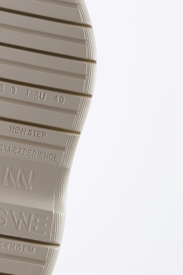 라곰 첼시 레인부츠 5CM -NSW201 (6color)는 여성용 레인부츠 겸 첼시부츠입니다. 라운드 앞코와 5cm 청키힐 디자인으로, 린넨 크림, 포슬린 그레이, 씨위드 카키, 커런트 브라운, 오닉스 블랙, 파인 아이보리 6가지 다채로운 컬러로 출시되었습니다. 고무 소재로 제작되어 봄, 여름, 가을 3계절 모두 착용 가능하며, 일상생활은 물론 여행룩과 산책룩에 캐주얼, 미니멀, 클래식한 스타일을 더해줍니다. 밴딩 디테일과 방수 기능으로 편안함과 실용성을 동시에 갖춘 아이템입니다.
