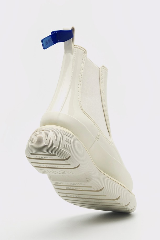 라곰(LAGOM) 첼시 레인부츠 5CM -NSW201은 여성용 레인부츠로, 다양한 스타일을 소화할 수 있는 6가지 컬러(블랙, 아이보리, 베이지, 카키, 브라운, 그레이)로 출시되었습니다. 라운드 앞코에 청키힐 굽(5cm)으로 디자인되어, 궂은 날씨에도 안정적인 착화감을 제공하며, 일상 및 여행 시 출근룩, 여행룩에 매치하기 좋습니다. 무지 패턴의 슬립온 스타일로, 미니멀, 클래식, 캐주얼 룩에 모두 잘 어울립니다. 방수 기능을 갖춘 고무 소재로 제작되어 사계절 내내 활용 가능합니다.
