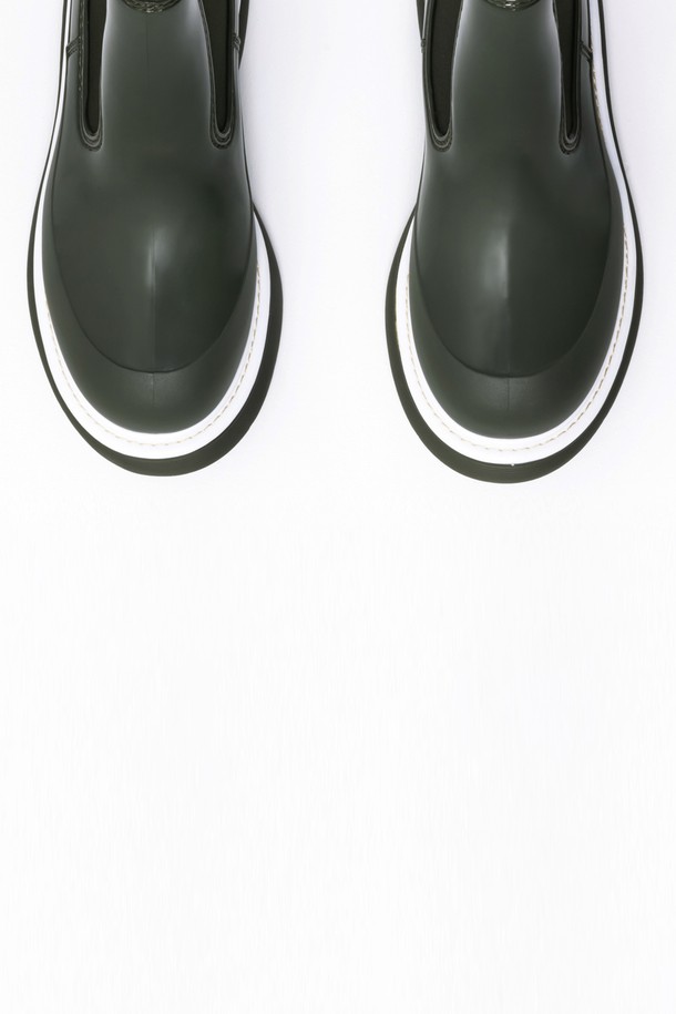 LAGOM(라곰) 첼시 레인부츠 5CM -NSW201 (6color)는 여성용 레인부츠로, 라운드 토우 디자인과 5cm 청키힐이 특징입니다. 린넨 크림, 포슬린 그레이, 씨위드 카키, 커런트 브라운, 오닉스 블랙, 파인 아이보리 6가지 색상으로 제공되며, 봄, 여름, 가을 계절에 착용하기 좋습니다. 슬립온 스타일로 신고 벗기 편하며, 방수 기능이 있어 일상생활은 물론 여행룩과 산책룩에도 적합합니다. 캐주얼, 미니멀, 클래식 스타일을 모두 아우르는 디자인으로, 다양한 코디에 활용할 수 있습니다.
