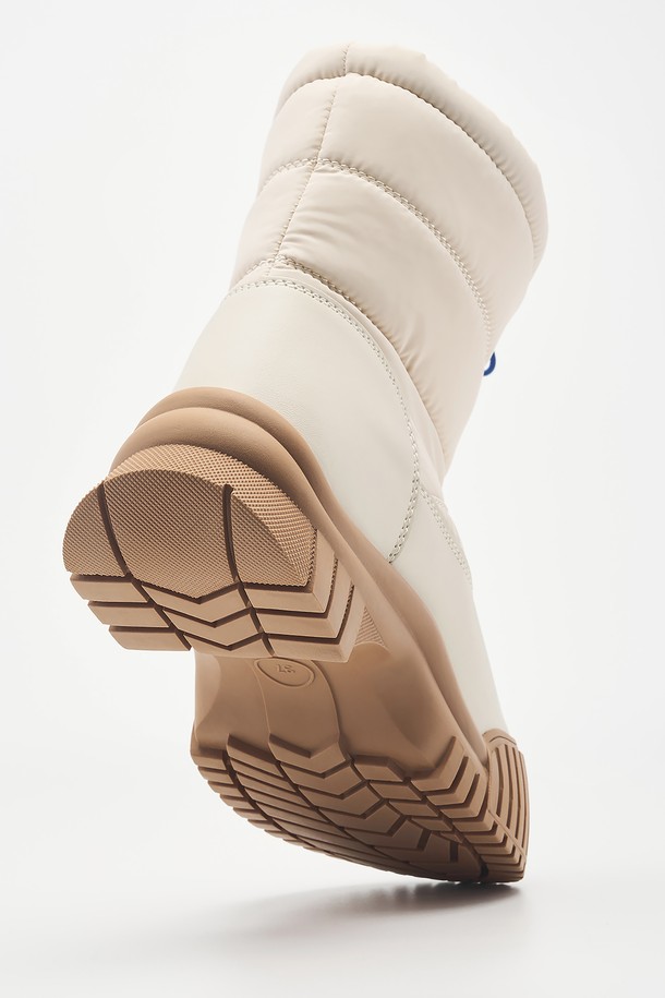 LUND(런드) 패딩 미들 부츠 7CM (Cream Ivory) -NSW606은 여성용 패딩 부츠입니다. 크림 아이보리 색상의 라운드 앞코 디자인으로, 겨울철 일상에서도 따뜻하고 스타일리시하게 착용할 수 있습니다. 7cm 통굽으로 다리 라인을 살려주며, 안감과 겉감 모두 패딩 소재를 사용하여 보온성을 높였습니다. 지퍼형 여밈과 미들 탑라인으로 편안함과 세련된 분위기를 동시에 연출하며, 캐주얼, 미니멀, 클래식 스타일의 출근룩, 연말 모임룩에 매치하기 좋습니다.
