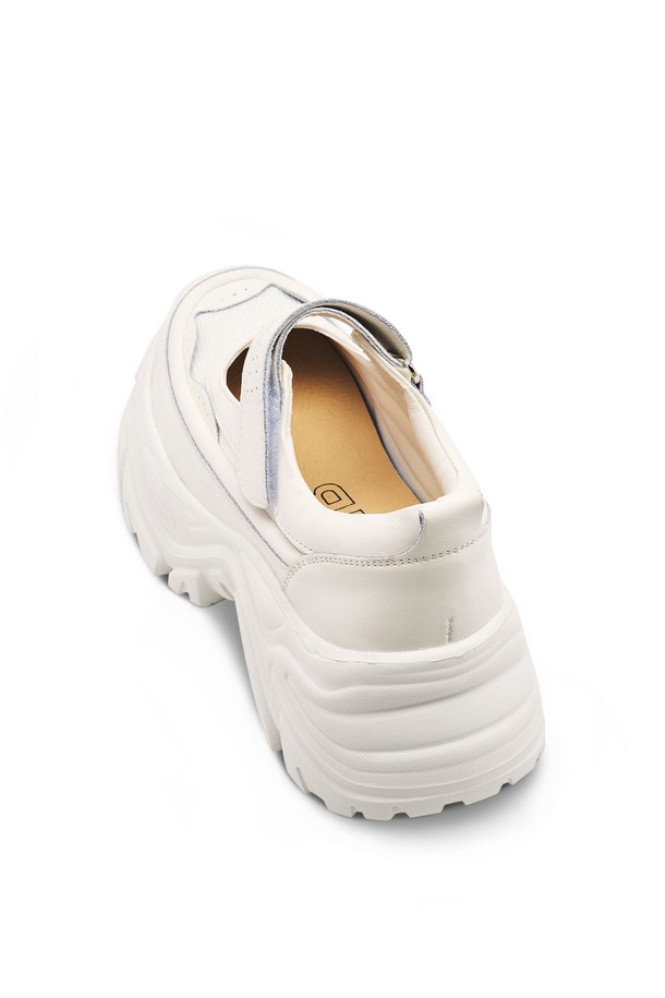 ATYP 스니커즈 - CL0501 (2 color)는 여성 고객을 위한 신발입니다. 둥근 앞코와 플랫 굽 디자인으로 편안한 착용감을 선사하며, 캐주얼 및 미니멀 스타일을 연출하기 좋습니다. 합성 가죽 소재에 무지 패턴으로 제작되었으며, 벨크로 여밈과 메리제인 탑라인, 청키솔과 플랫폼, 스트랩 디테일이 특징입니다. 데이트룩, 쇼핑룩에 잘 어울리는 아이템입니다. 화이트 색상으로 출시되었습니다.
