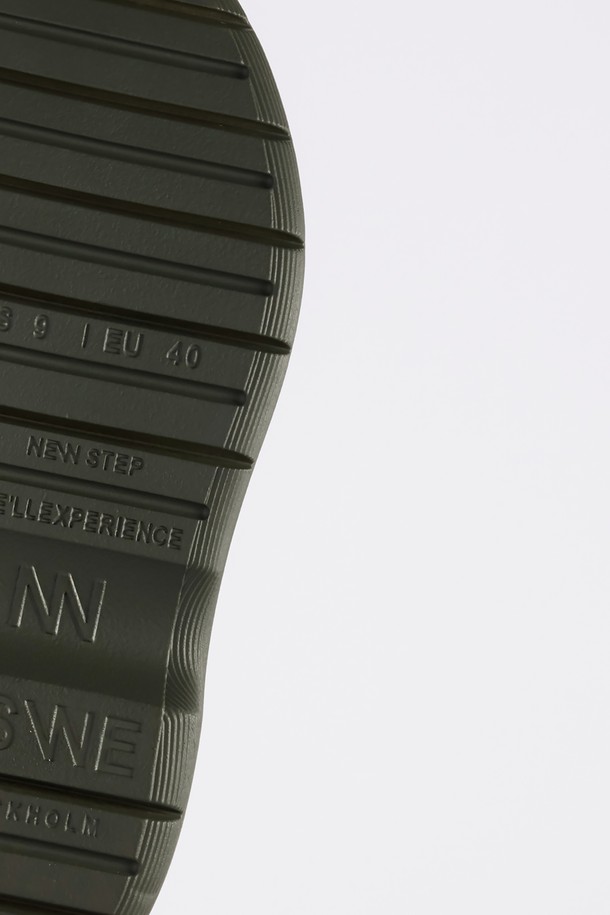 LAGOM(라곰) 첼시 레인부츠 5CM -NSW201 (6color)는 여성용 레인부츠로, 라운드 토우 디자인과 5cm 청키힐이 특징입니다. 린넨 크림, 포슬린 그레이, 씨위드 카키, 커런트 브라운, 오닉스 블랙, 파인 아이보리 6가지 색상으로 제공되며, 봄, 여름, 가을 계절에 착용하기 좋습니다. 슬립온 스타일로 신고 벗기 편하며, 방수 기능이 있어 일상생활은 물론 여행룩과 산책룩에도 적합합니다. 캐주얼, 미니멀, 클래식 스타일을 모두 아우르는 디자인으로, 다양한 코디에 활용할 수 있습니다.
