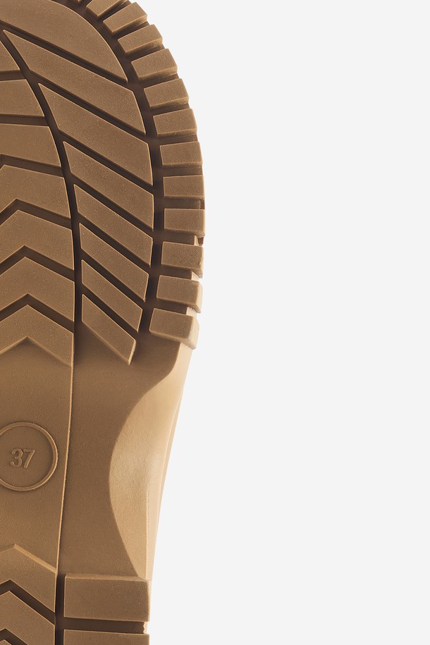 LUND(런드) 패딩 미들 부츠 7CM (Cream Ivory) -NSW606은 여성용 패딩 부츠입니다. 크림 아이보리 색상의 라운드 앞코 디자인으로, 겨울철 일상에서도 따뜻하고 스타일리시하게 착용할 수 있습니다. 7cm 통굽으로 다리 라인을 살려주며, 안감과 겉감 모두 패딩 소재를 사용하여 보온성을 높였습니다. 지퍼형 여밈과 미들 탑라인으로 편안함과 세련된 분위기를 동시에 연출하며, 캐주얼, 미니멀, 클래식 스타일의 출근룩, 연말 모임룩에 매치하기 좋습니다.
