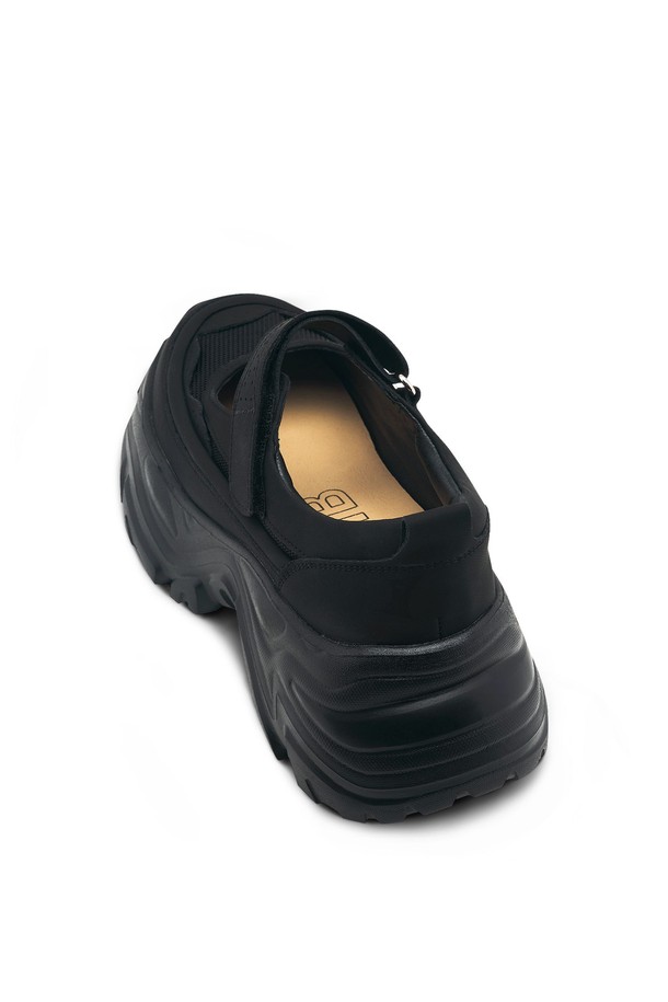 에이티와이피 스니커즈 - CL0501 (2 color)는 여성용 운동화입니다. 블랙 컬러의 무지 디자인으로, 봄, 여름, 가을 계절에 활용하기 좋습니다. 가볍고 편안한 착용감을 제공하는 경량 슬립온 스타일로, 라운드 앞코 디자인과 플랫 굽으로 캐주얼하고 미니멀한 스타일을 연출합니다. 일상, 러닝, 산책 등 다양한 TPO에 맞춰 스포티하게 코디할 수 있습니다. 합성가죽 소재로 제작되었습니다.
