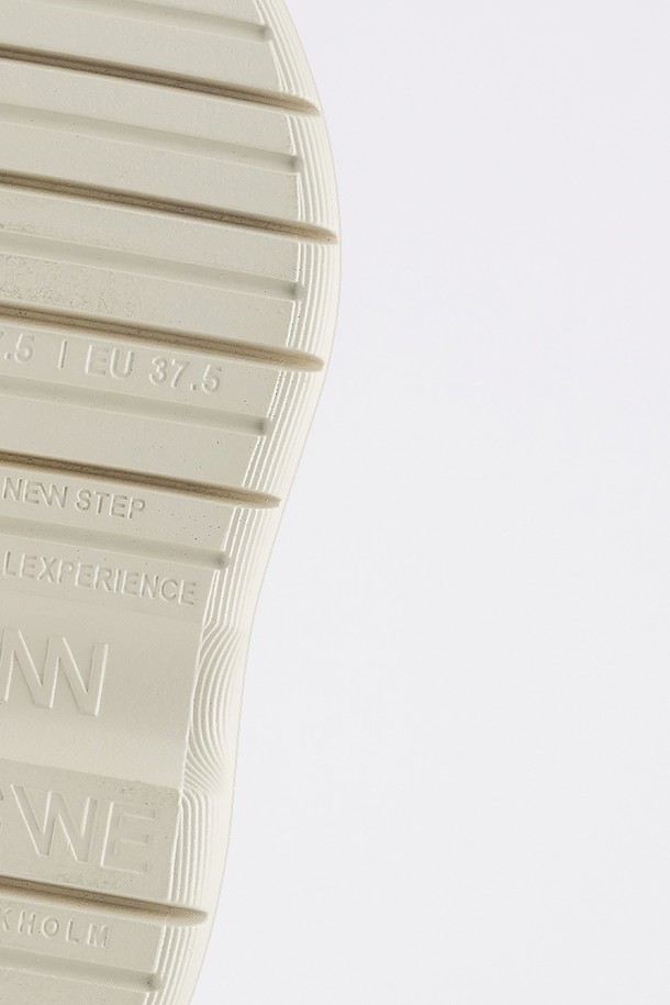 라곰(LAGOM) 첼시 레인부츠 5CM -NSW201은 여성용 레인부츠로, 다양한 스타일을 소화할 수 있는 6가지 컬러(블랙, 아이보리, 베이지, 카키, 브라운, 그레이)로 출시되었습니다. 라운드 앞코에 청키힐 굽(5cm)으로 디자인되어, 궂은 날씨에도 안정적인 착화감을 제공하며, 일상 및 여행 시 출근룩, 여행룩에 매치하기 좋습니다. 무지 패턴의 슬립온 스타일로, 미니멀, 클래식, 캐주얼 룩에 모두 잘 어울립니다. 방수 기능을 갖춘 고무 소재로 제작되어 사계절 내내 활용 가능합니다.
