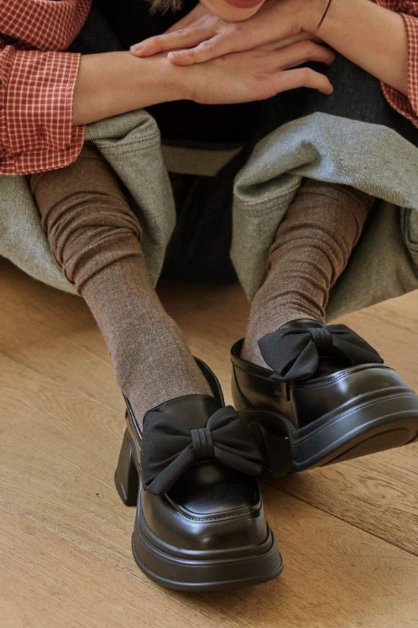 Roven Bigbow (로벤 빅보우) 리본 플랫폼 로퍼 6.5cm -UA9050은 여성용 로퍼입니다. 블랙과 아이보리 두 가지 색상으로 출시되었으며, 일상 및 캐주얼 스타일에 적합합니다. 라운드 토우 디자인에 6.5cm 플랫폼 굽으로 제작되었으며, 비건 가죽 및 합성가죽을 사용하여 사계절 내내 착용 가능합니다. 슬립온 스타일로 편안하게 신을 수 있으며, 리본 디테일이 특징입니다. 라텍스 쿠션 인솔과 ZE-RUN 솔라이트 폼 아웃솔을 사용하여 편안한 착용감을 제공하며, 핸드크래프트 제작으로 완성도를 높였습니다. 데이트룩, 쇼핑룩에 미니멀, 클래식, 캐주얼 스타일로 연출하기 좋습니다.
