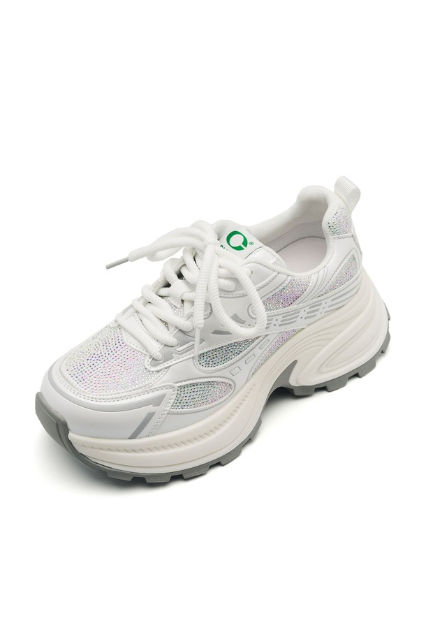 코셔 스니커즈 - CL0701 (2 color)는 여성용 스니커즈로, 일상 및 캐주얼한 스타일에 적합합니다. 아이보리, 실버 두 가지 색상으로 출시되었으며, 봄, 여름, 가을 계절에 활용하기 좋습니다. 라운드 앞코와 6.5cm 통굽 디자인이 특징이며, 메쉬, 폴리에스테르, 천연 PU 레더 소재를 사용하여 편안함과 스타일을 동시에 잡았습니다. 멀티레이어 컬러와 크리스탈컷 주얼리 장식이 돋보이며, 메모리폼 인솔, 미끄럼 방지 기능, 통기성, 구조적 아웃솔 디자인으로 활동성을 높였습니다. 데이트룩, 쇼핑룩 등 다양한 TPO에 캐주얼, 미니멀, 스포티 스타일을 연출해보세요.
