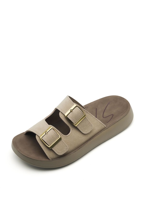 Real Leather Natural Desert 샌들 3cm -VS9047 (2color)는 천연 소가죽, 스웨이드, 합성가죽을 사용하여 부드러운 착용감을 선사하며, 라운드 앞코 디자인으로 여성스러운 실루엣을 강조합니다. 3cm 로우힐 굽과 초경량 아웃솔로 편안한 착화감을 제공하며, 샌드 베이지와 모카 두 가지 색상으로 출시되어 어떤 스타일에도 매치하기 용이합니다. 버클 여밈, 오픈형 탑라인, 쿠셔닝, 핸드메이드 제작과 빈티지 워싱 처리된 스웨이드 디테일이 돋보이는 데일리 샌들입니다.
