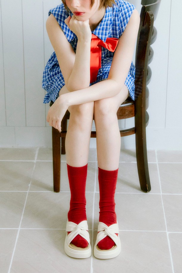 Roa Wrinkle & Softly Flatform 샌들 VS9058은 봄, 여름에 어울리는 여성용 샌들입니다. 라운드 앞코 디자인에 5cm 플랫폼 굽으로 편안함과 스타일을 동시에 잡았으며, 부드러운 합성가죽 소재와 리본 장식이 특징입니다. 화이트, 레드의 두 가지 컬러로 제공되며, 일상에서 폭넓게 활용할 수 있습니다.
