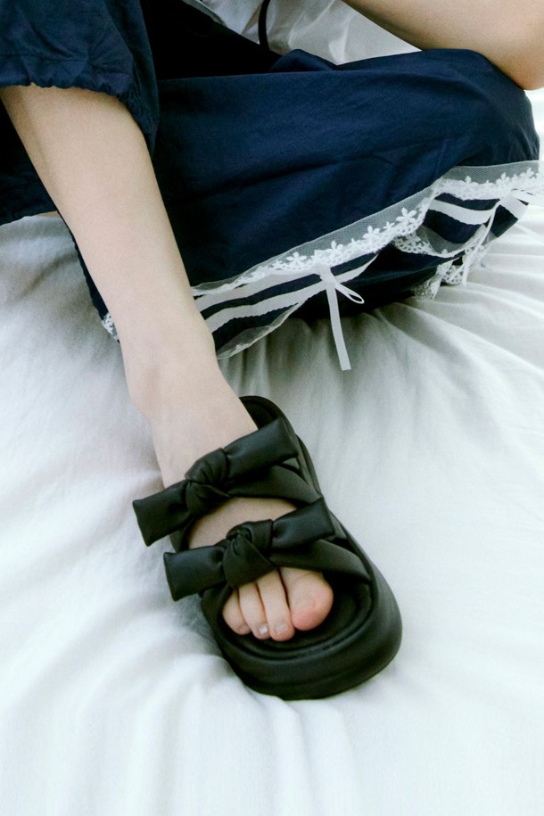 Vlogg Twins Bow Flatform 샌들 4.5cm -VS7074는 여성용 샌들로, 일상에서 편안하게 착용하기 좋습니다. Ivory, Silver, Black 세 가지 색상으로 출시되었으며, 부드럽고 신축성 있는 갑피와 라텍스 중창, 경량 디자인으로 편안한 착용감을 제공합니다. 4.5cm의 플랫폼 굽은 우수한 탄성과 충격 흡수 기능을 갖추고 있으며, 발볼이 넓은 분들은 한 사이즈 업을 권장합니다.
