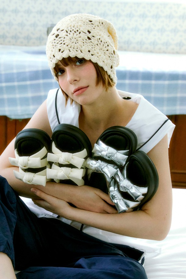 Vlogg Twins Bow Flatform 샌들 4.5cm - VS7074는 여성용 샌들로, 아이보리, 실버, 블랙 3가지 컬러로 출시되었습니다. 부드럽고 신축성 있는 갑피와 라텍스 중창, ZERUN Solight™ 아웃솔을 사용하여 편안한 착화감을 제공하며, 4.5cm 플랫폼 굽으로 다리 라인을 더욱 예쁘게 연출해 줍니다. 리본 패턴 디자인과 쿠셔닝, 경량, 충격 흡수 기능으로 일상에서 편안하게 착용할 수 있으며, 230mm부터 250mm까지 다양한 사이즈를 선택할 수 있습니다.
