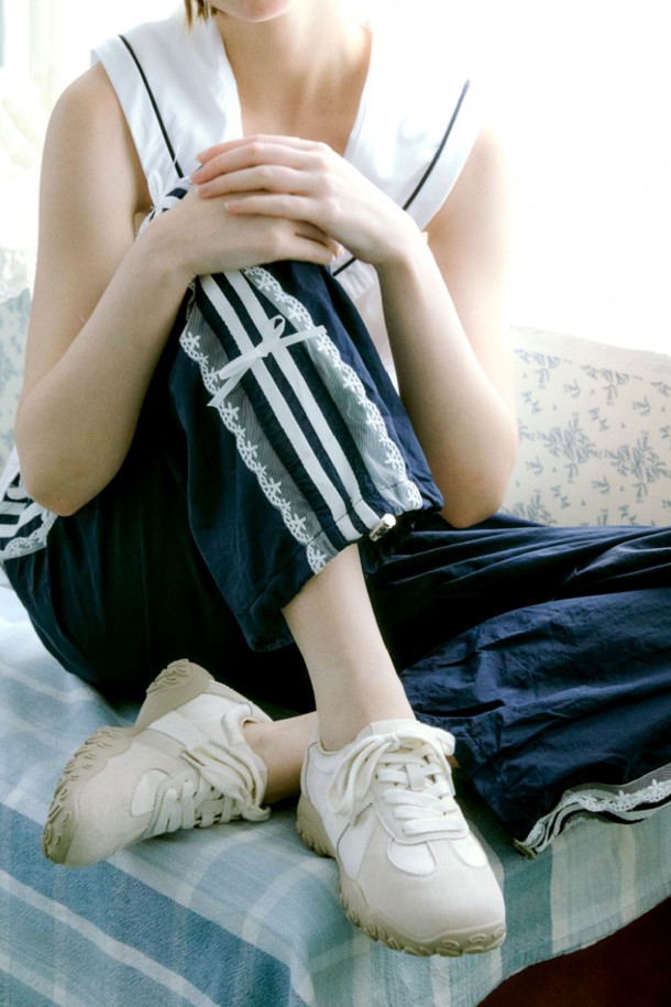 Cob Racer Leather 스니커즈는 여성용 캐주얼 스니커즈로, Light Beige와 Mud Pink 두 가지 컬러로 출시되었습니다. 천연가죽과 마이크로파이버 합성가죽을 사용하여 부드러운 착화감을 제공하며, 3.5cm 플랫 굽과 라운드 앞코 디자인으로 편안함을 더했습니다. 프리미엄 스웨이드 소재, 하이덴시티 인솔, 톤온톤 매칭 아웃솔, 핸드크래프트 제작으로 섬세함을 더했으며, 레이스업 스타일과 로우탑 디자인으로 봄, 여름, 가을 일상에서 폭넓게 활용하기 좋습니다.
