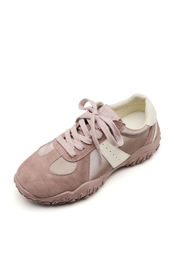 Cob Racer Leather 스니커즈 VS9063는 여성용 스니커즈로, Light Beige와 Mud Pink 두 가지 색상으로 출시되었습니다. 천연 가죽과 마이크로파이버 합성가죽 소재를 사용하여, 플랫 굽에 3.5cm의 굽높이로 제작되어 편안한 착용감을 제공합니다. 봄, 여름, 가을 계절에 어울리는 컨템포러리 로맨틱 스타일의 무지 디자인 스니커즈로, 레이스업 방식으로 착용하며, 발볼이 일반적인 핏입니다.
