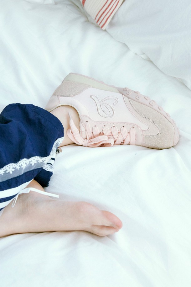 Cob Racer Leather 스니커즈는 부드러운 가죽 소재로 제작되어 편안한 착용감을 선사하며, 라운드 앞코 디자인과 끈으로 여미는 레이스업 스타일이 특징입니다. 3cm 플랫 굽으로 안정적인 착화감을 제공하며, 봄, 여름, 가을 계절에 어울리는 무지 디자인의 여성 운동화입니다. 산뜻한 핑크 컬러가 돋보이는 로우탑 디자인으로, 일상복에 캐주얼하게 매치하기 좋습니다.
