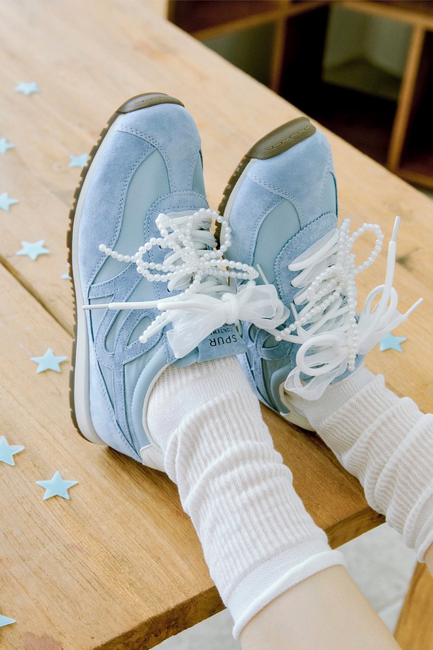 Cob Racer Leather 스니커즈 VS7070은 스카이블루, 아이보리, 머드핑크 3가지 컬러로 출시된 여성용 운동화입니다. 라운드 토우 디자인에 천연가죽, 패브릭, 메쉬, 고무 등 다양한 소재를 사용하여 봄, 여름, 가을 계절에 착용하기 좋으며, 3.5cm 플랫 굽으로 편안한 착용감을 제공합니다. 메쉬 안감, 무지 패턴, 끈 타입, 로우탑 디자인에 이중 레이어 고무창, 쿠션 인솔, 탈부착 가능한 진주 리본 스트랩, 이중 신발끈, 수제작 디테일까지 더해져 소장 가치를 높였습니다.
