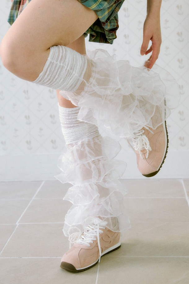 **Cob Racer Leather 스니커즈 3.5cm -VS7070 (3color)**는 부드러운 가죽 소재로 제작되어 편안함과 스타일을 동시에 잡았습니다. 라운드 앞코 디자인에 끈으로 여미는 방식이며, 3.5cm 플랫 굽으로 편안한 착용감을 선사합니다. 화이트와 핑크 두 가지 색상으로 제공되어, 봄, 여름 일상룩에 레이스 양말과 함께 다양한 스타일을 연출할 수 있습니다.
