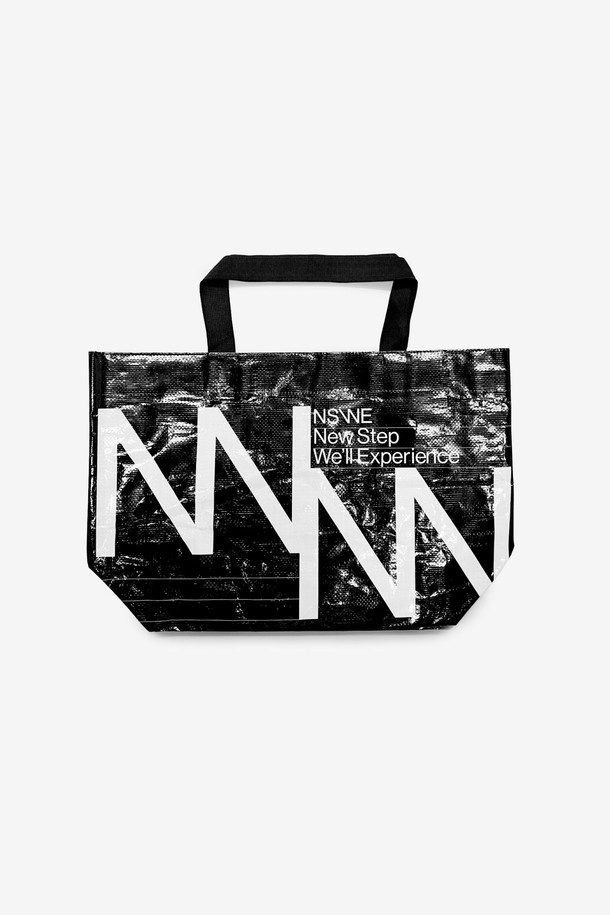 NSWE(엔에스더블유이) REUSABLE BAG - NSWBAGBK는 남성을 위한 미디엄 사이즈의 블랙 에코백입니다. 주름 패턴과 로고 디자인 장식이 돋보이며, PVC와 폴리에스테르 소재를 사용하여 방수 및 생활 방수 기능을 갖췄습니다. 내부 포켓과 대용량 수납이 가능하며, 이중 코팅과 광택 마감으로 고급스러움을 더했습니다. 오픈형 잠금 방식의 사각 디자인으로, 여행룩, 캠핑룩, 쇼핑룩 등 다양한 TPO에 미니멀, 캐주얼, 시티보이 스타일로 활용하기 좋습니다.
