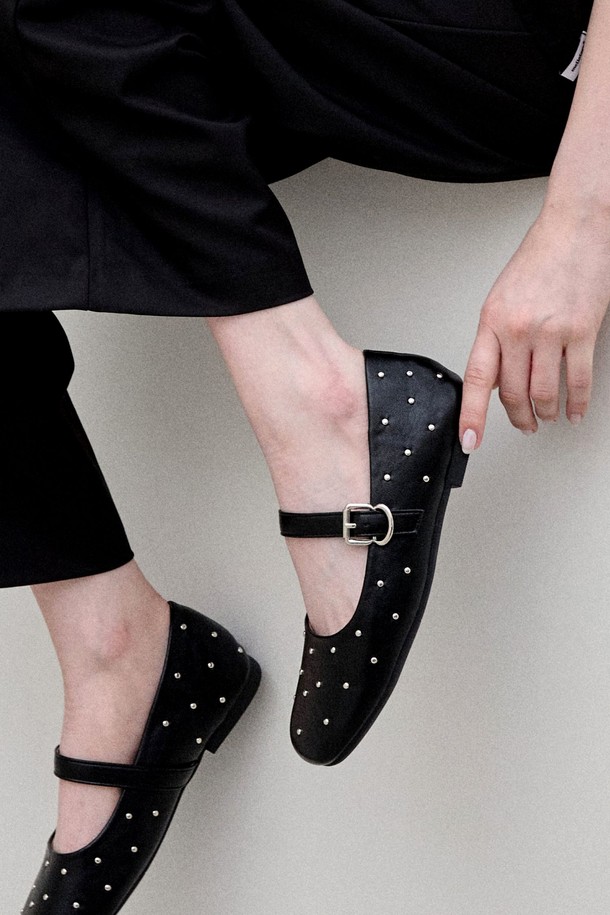 크림프 버클 메리제인 플랫 플랫슈즈 1cm - VS9060 (2color)는 여성용 메리제인 플랫 슈즈입니다. 스퀘어 토 디자인에 블랙, 아이보리 2가지 색상으로 출시되었습니다. 1cm 플랫 굽에 인조가죽 및 합성가죽 소재로 제작되었으며, 버클 여밈과 무지 패턴이 특징입니다. 캐주얼, 클래식, 미니멀 스타일의 데이트룩, 카페룩, 쇼핑룩에 잘 어울립니다. 쿠션 미드솔, 유연한 밑창, 경량, 핸드메이드 디테일이 돋보입니다.
